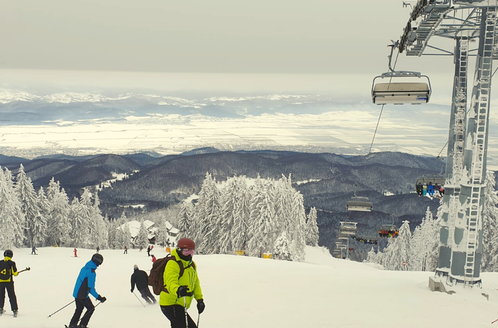 Din ajunul Crăciunului se va schia în Poiana Brașov. Pe 24 decembrie se deschid pârtiile din partea superioară a masivului și cele pentru începători