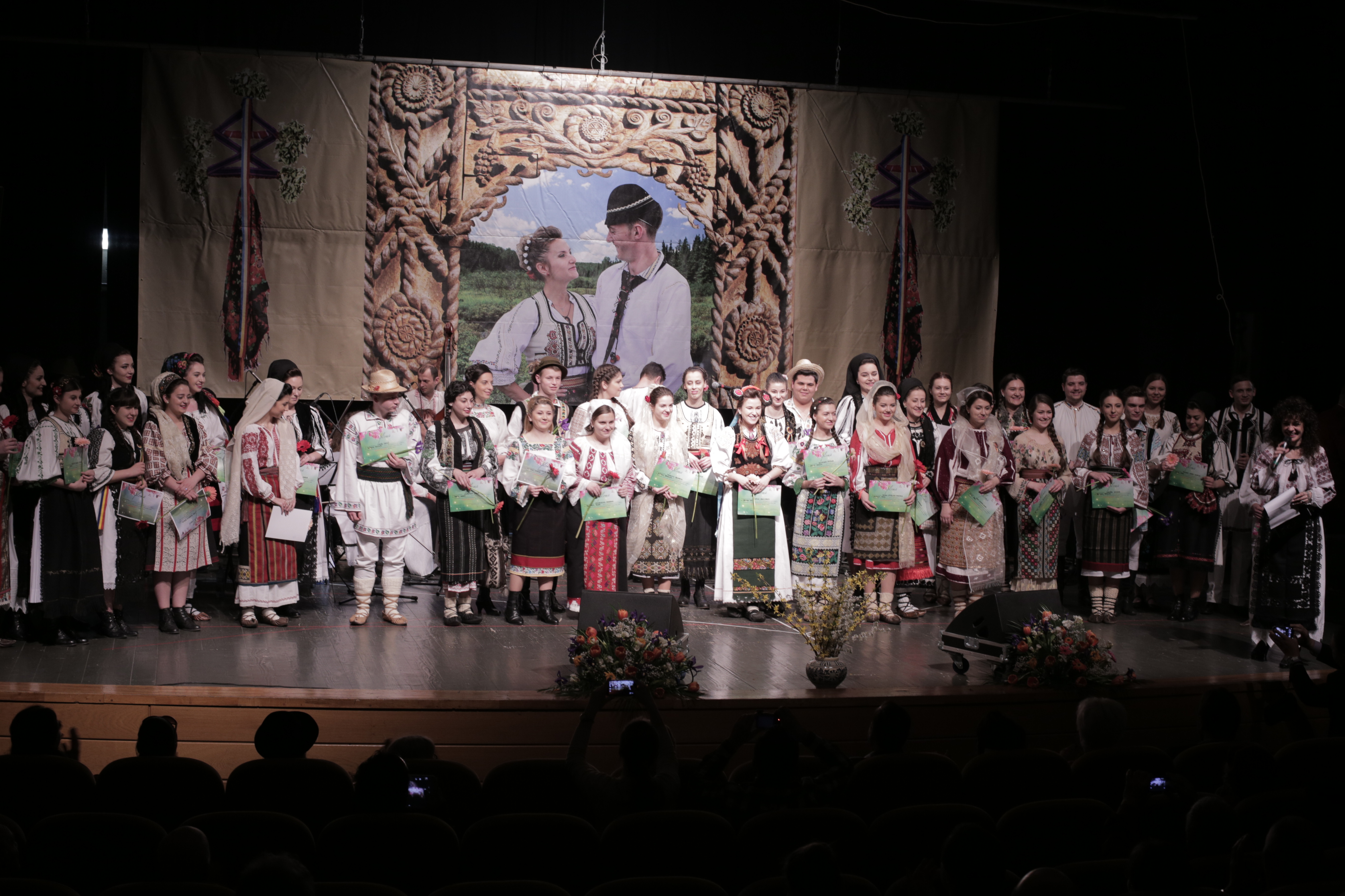 ÎNSCRIERI ! Festivalul Concurs de Muzică Populară pentru Tineri Interpreţi ,,Flori în Ţara Bârsei”